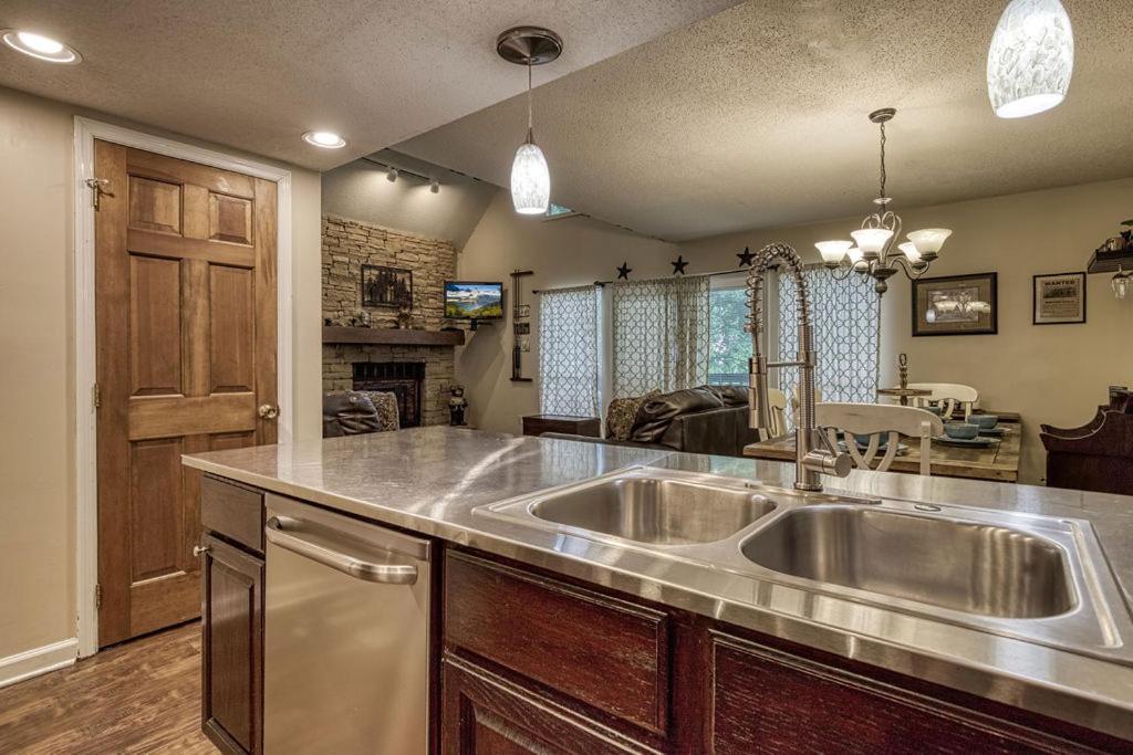 Moonshine Chalet, Hot Tub, Pool Access, Wifi, 1089 Free Tickets Each Paid Day, Dollywood And More Гатлінбург Екстер'єр фото