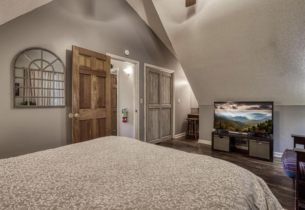 Moonshine Chalet, Hot Tub, Pool Access, Wifi, 1089 Free Tickets Each Paid Day, Dollywood And More Гатлінбург Екстер'єр фото