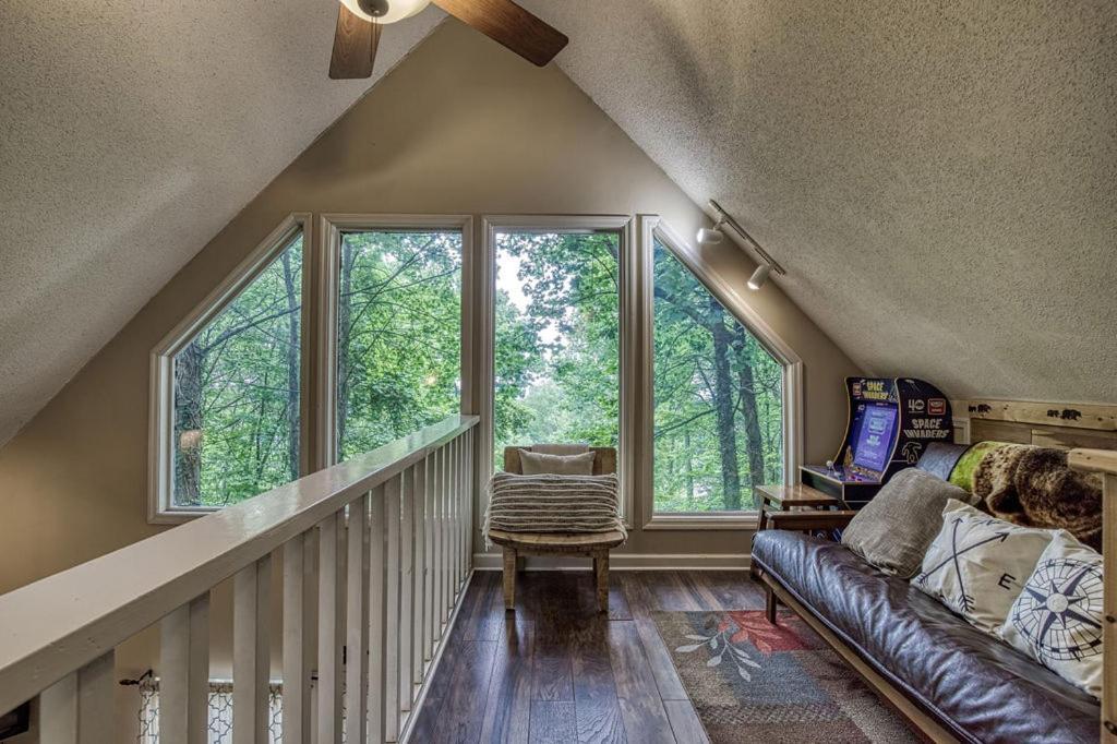 Moonshine Chalet, Hot Tub, Pool Access, Wifi, 1089 Free Tickets Each Paid Day, Dollywood And More Гатлінбург Екстер'єр фото