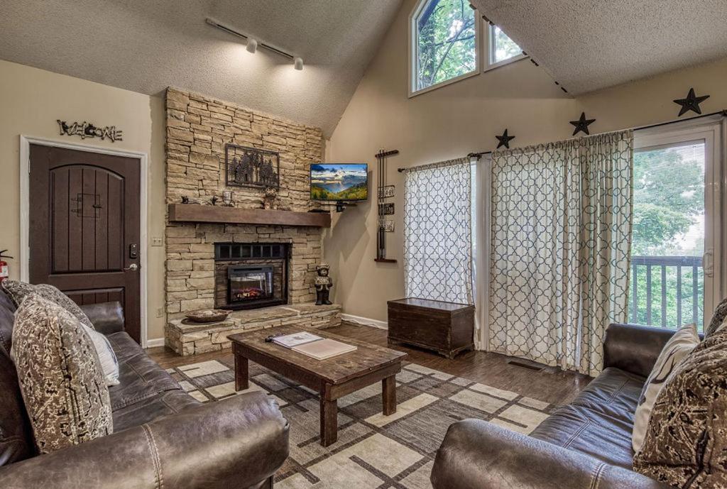 Moonshine Chalet, Hot Tub, Pool Access, Wifi, 1089 Free Tickets Each Paid Day, Dollywood And More Гатлінбург Екстер'єр фото